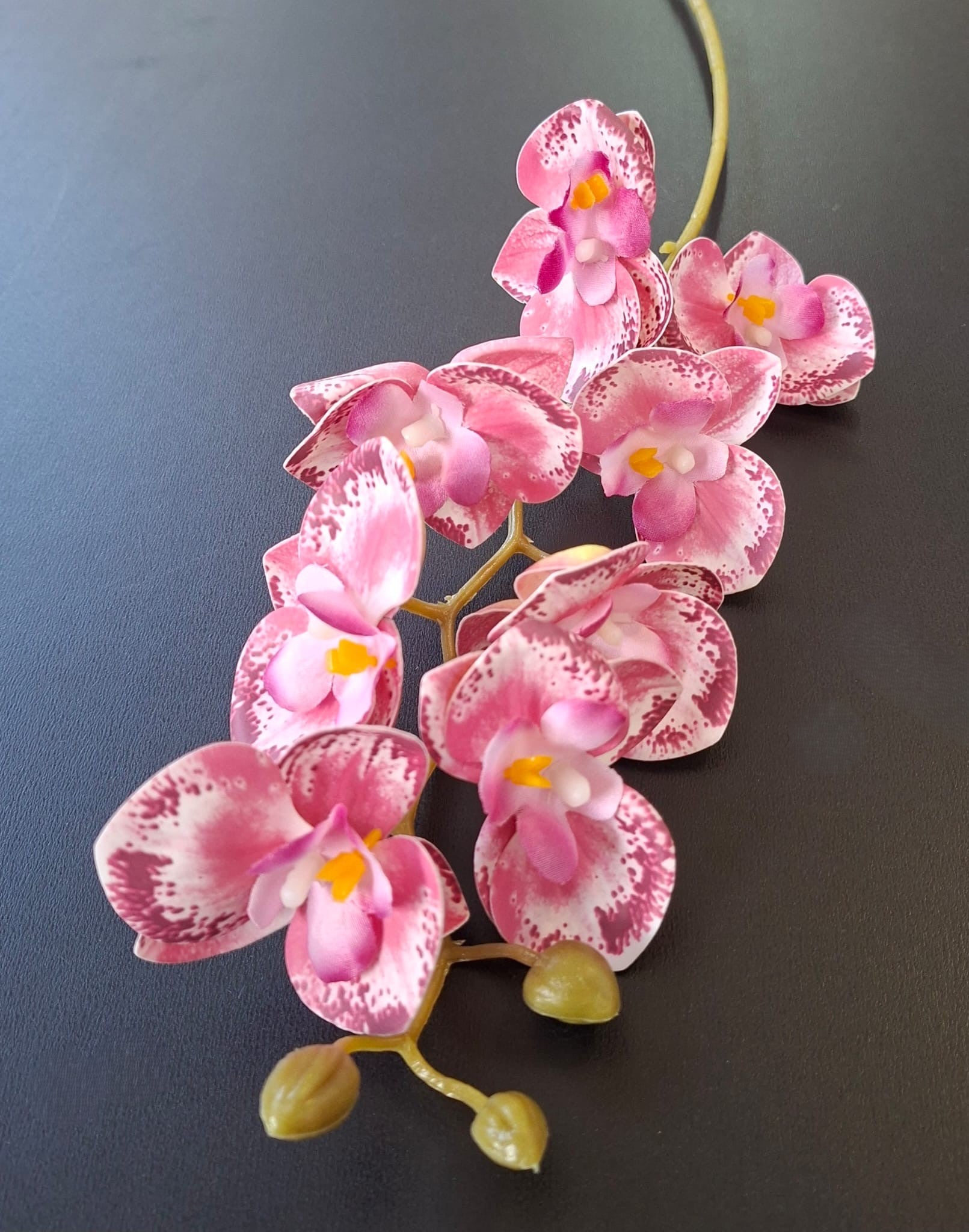 Orhidee artificială mini Phalaenopsis 80cm roz pastel cu pete decorative